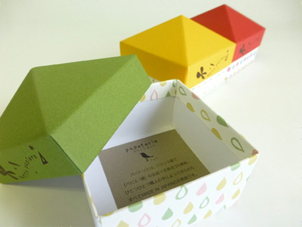 お家型のお菓子の箱（被せ式貼り箱）