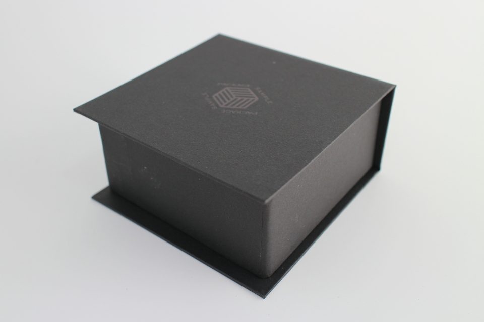 化粧品の箱（片開き式貼り箱（3枚芯三方足付き））