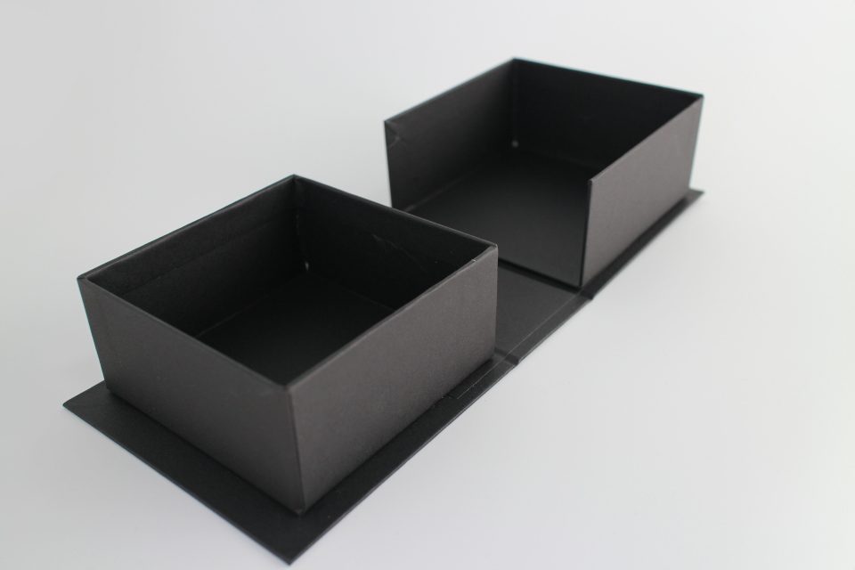 化粧品の箱（片開き式貼り箱（3枚芯三方足付き））
