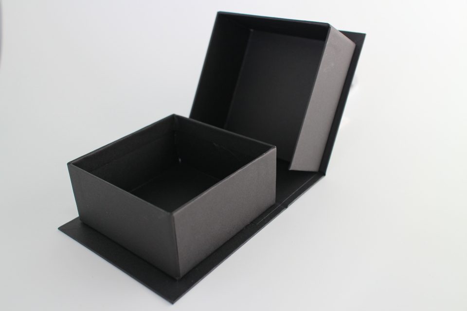 化粧品の箱（片開き式貼り箱（3枚芯三方足付き））