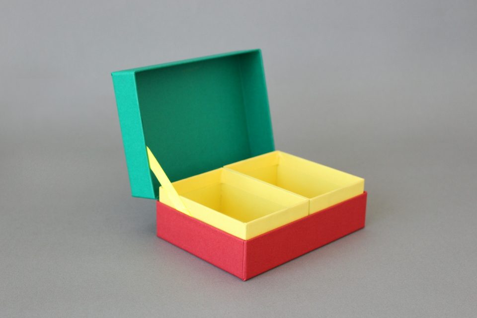 名刺の収納箱（インロー背貼り式貼り箱）