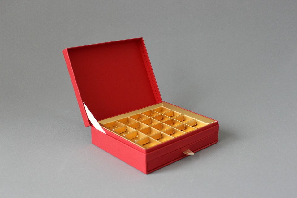チョコレートの箱（蓋インロー引き出し1段貼り箱）