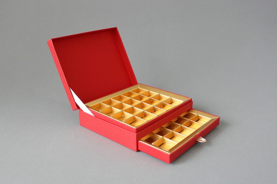 チョコレートの箱（蓋インロー引き出し1段貼り箱）