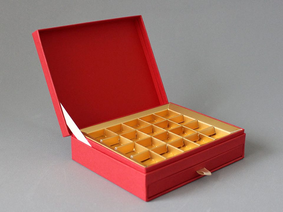 チョコレートの箱（蓋インロー引き出し1段貼り箱）