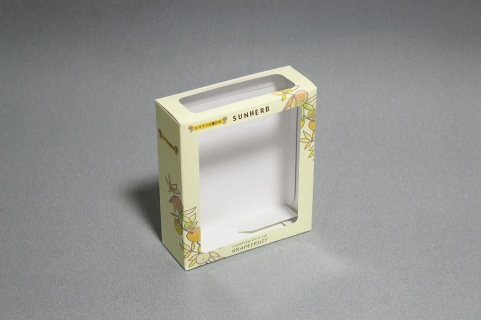 フレグランス製品パッケージ（ワンタッチ式 窓貼りパッケージ）