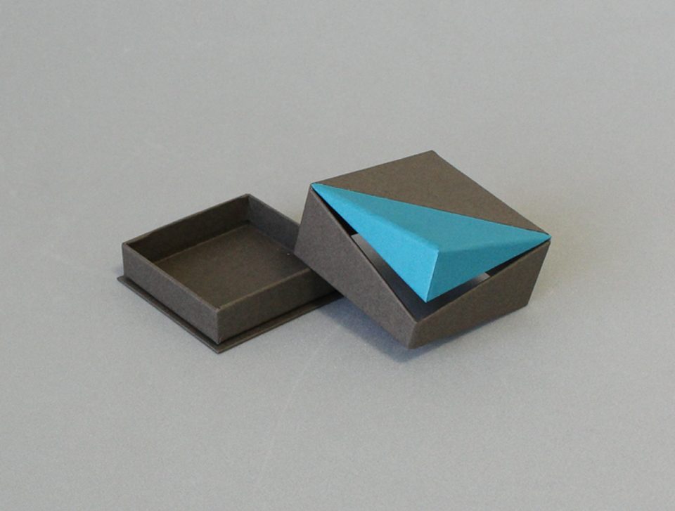 記念品の箱（変形貼り箱）