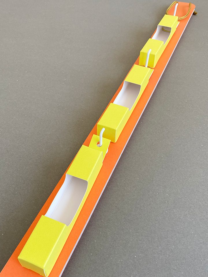 隙間用吊り下げ什器（ディスプレイPOP）