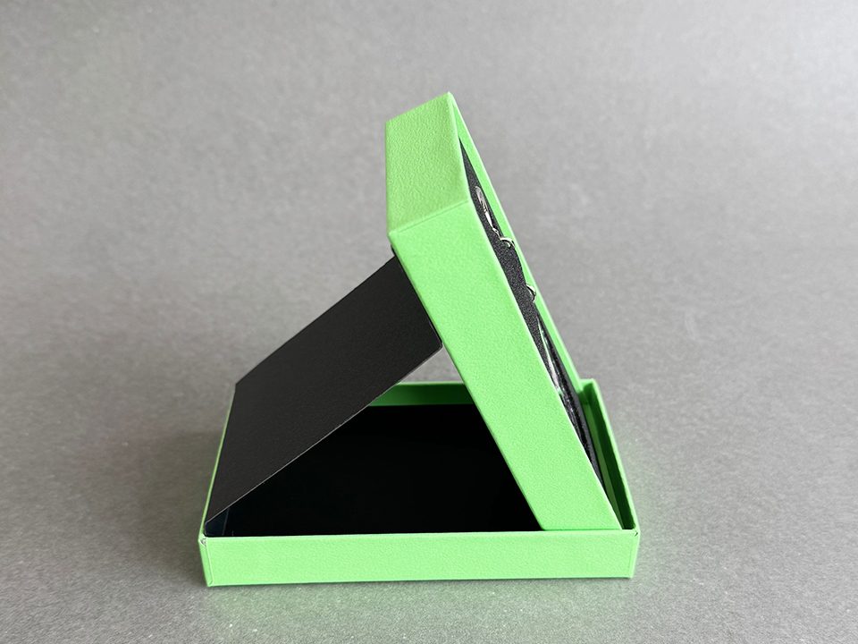アクリルキーホルダーの箱（ディスプレイ式貼り箱）